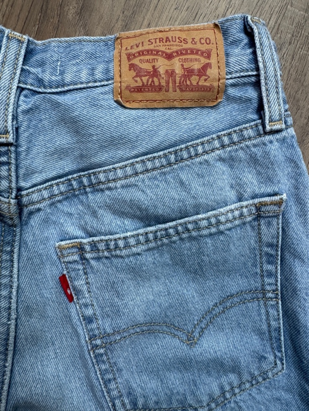 Levi Strauss & Co '94 Baggy Light Wash Distressed Jeans - Size 25x31 - Picture 13 of 13